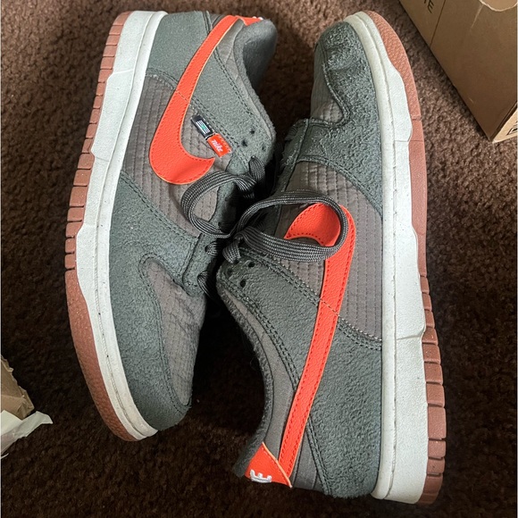 NIKE DUNK LOW SE (GS) , SIZE 6Y , SEQUOIA/ORANGE-MEDIUM OLIVE , gently worn - Picture 4 of 9